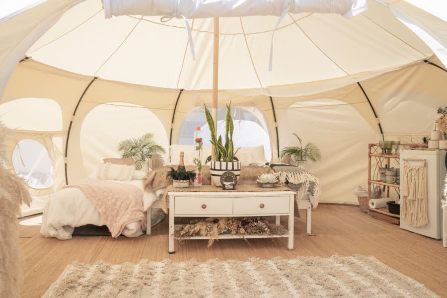 Ein luxuriös ausgestattetes Zelt. Glamping bedeutet Luxus Campen.